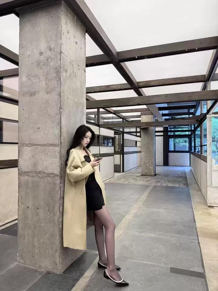 女生的一条丝袜可以穿多久呢金秋黑丝短裙穿搭，配上米色风衣，美哒哒气质丝袜女神丝