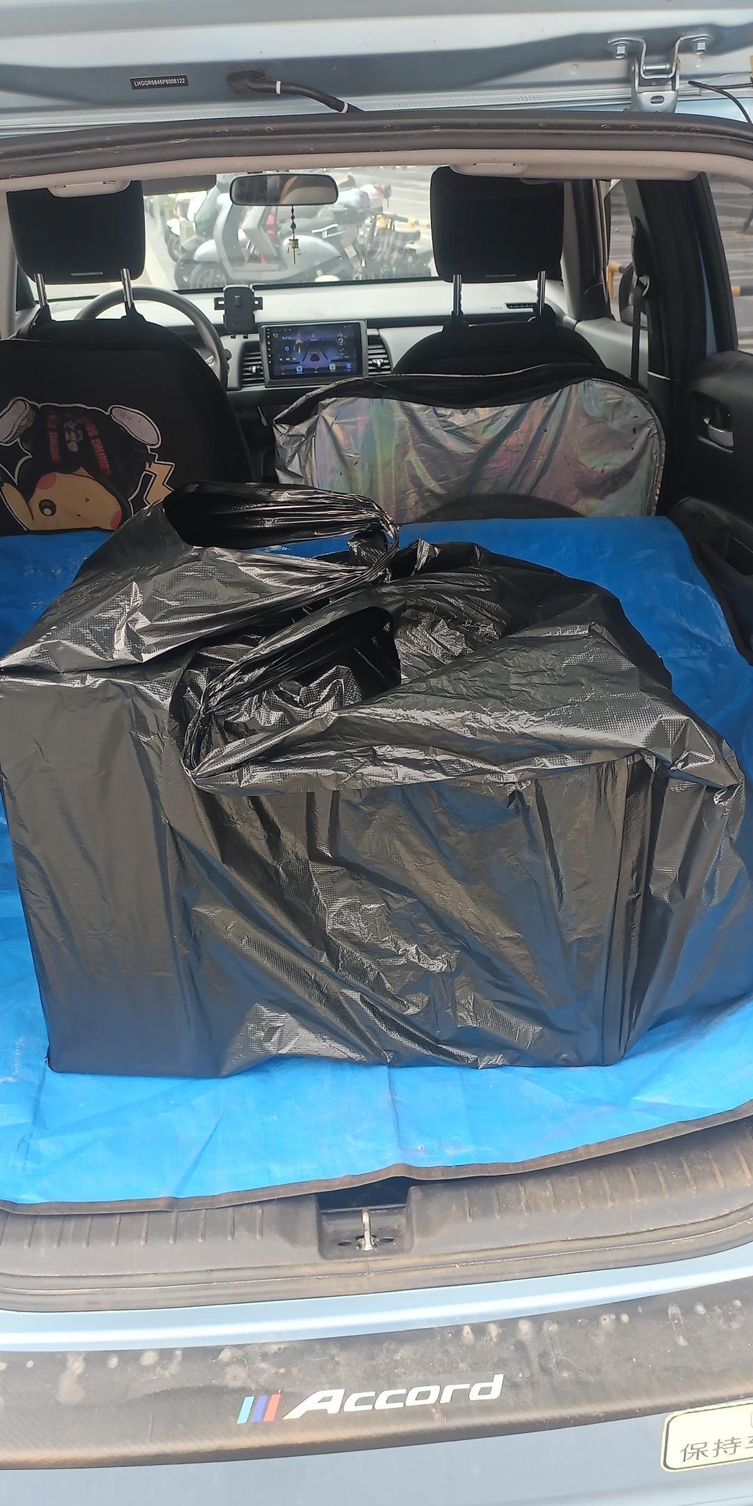 一个男人连轴加班俩月，刚攒下点加班费，老婆一场感冒把他放倒，接着车胎一周扎两回，