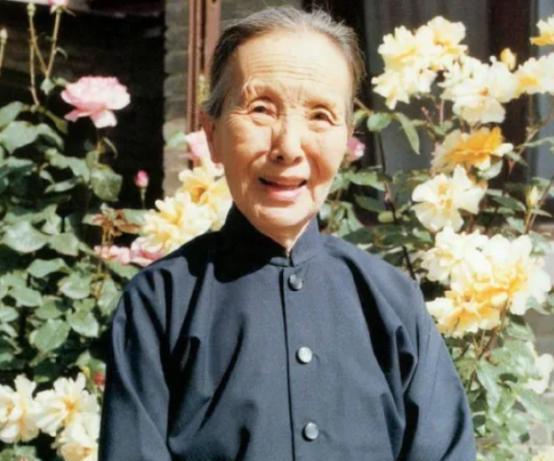 1997年，冰心的长子吴平，在妻子出国的时候出轨比自己小40岁的女人，后来更是为