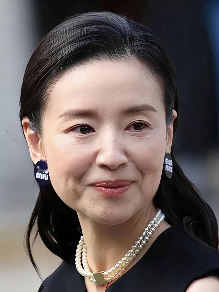 总觉得这是假图。原因：女明星不可能保养得这么差！而且董洁曾经挺红的，赚钱不少，不