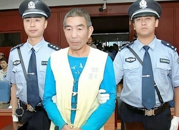 2007年，云南晋城镇，一60多岁老头接连杀害多人，他把受害者的肉割下来，腌好在