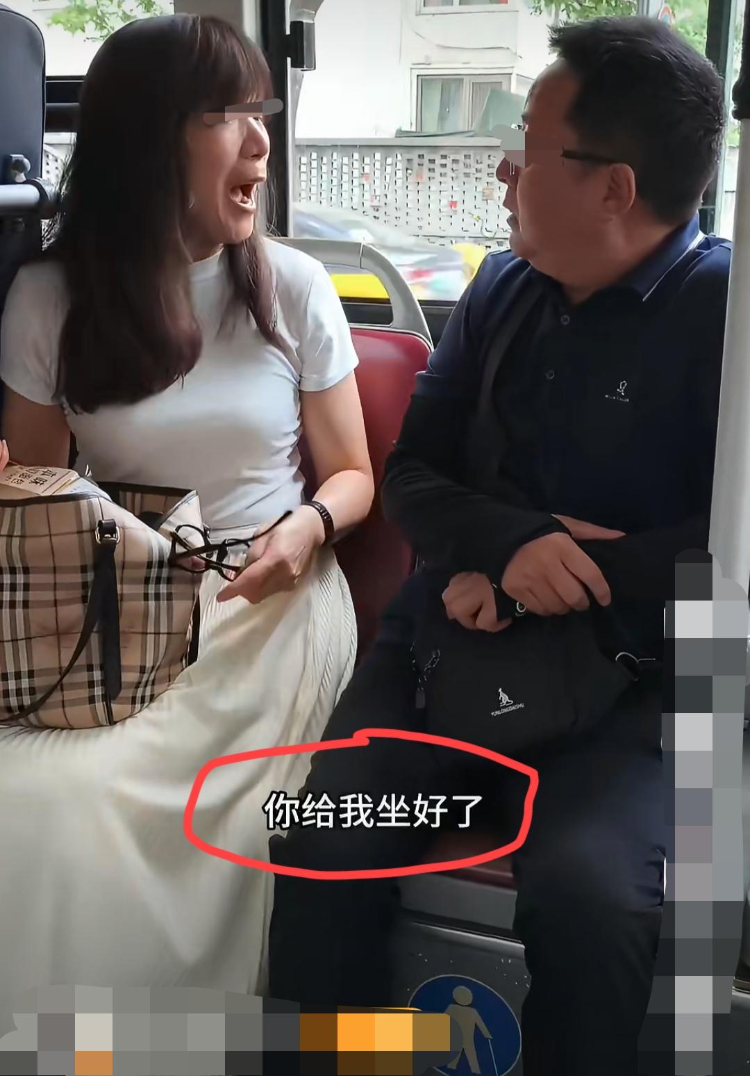 公交车上，疑似旁边这位大哥不小心碰了这个女的一下，女子当场就不乐意了，摘下眼镜，