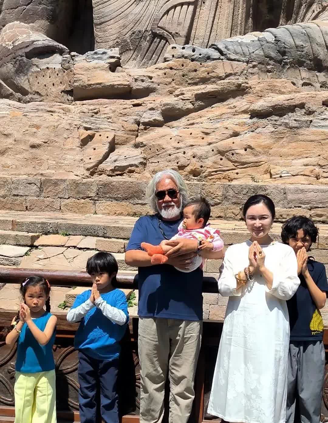 张纪中一家大同旅游，夫妻俩携儿带女租中巴出行，张导真是老当益壮，75岁了一路上亲