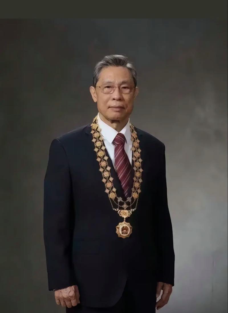 钟南山院士的夫人李少芬入选2025年中国篮球名人堂，因其年事已高，两周前，前中国