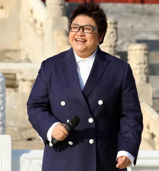2006年，韩红花500万在北京开一家餐厅，她特意选在建军节那天开业，然而一年半