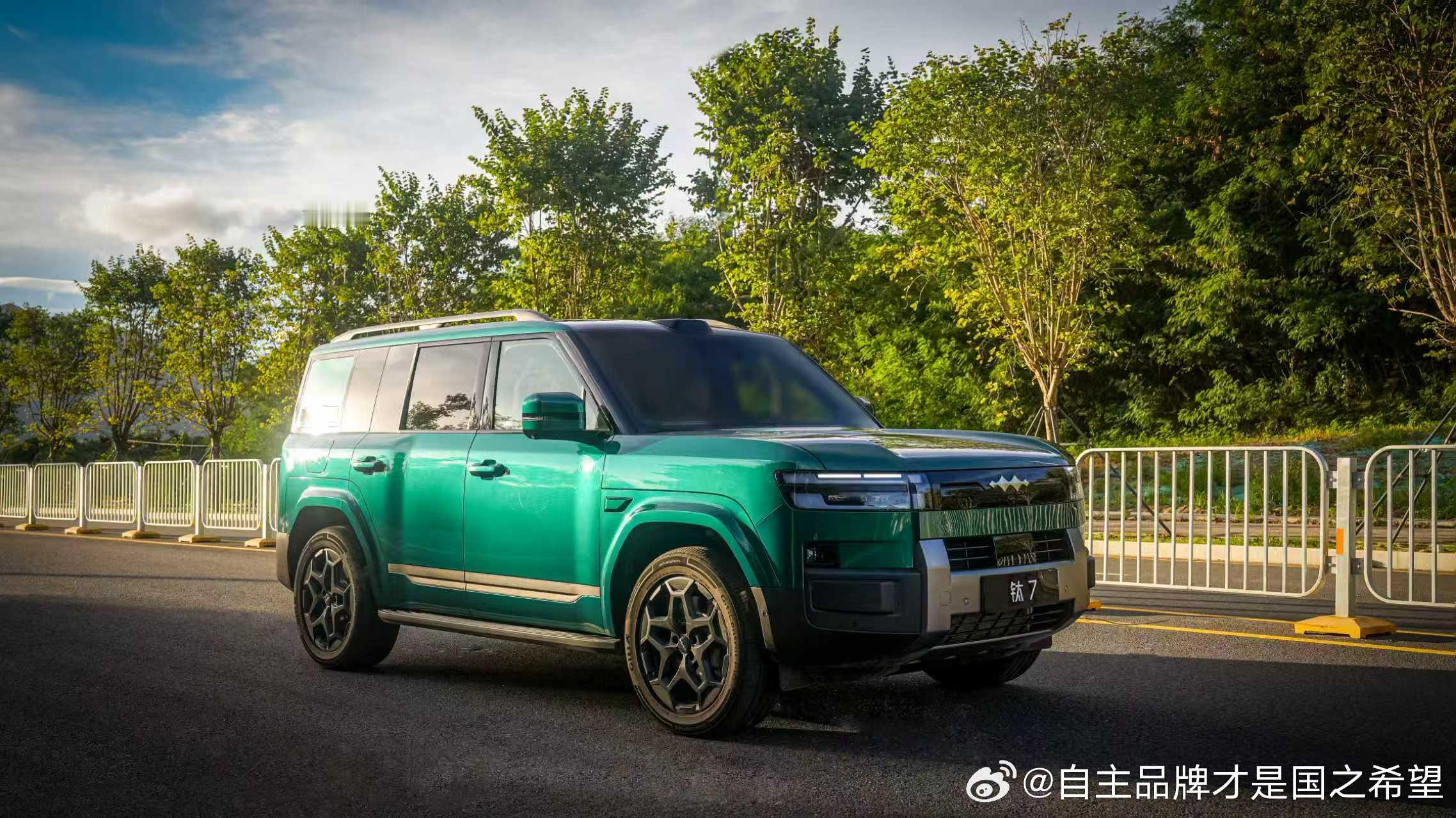 方程豹钛7的加钱绿比千山翠亮一些我觉得还不错重点是比亚迪油漆厂确实开始发力无论