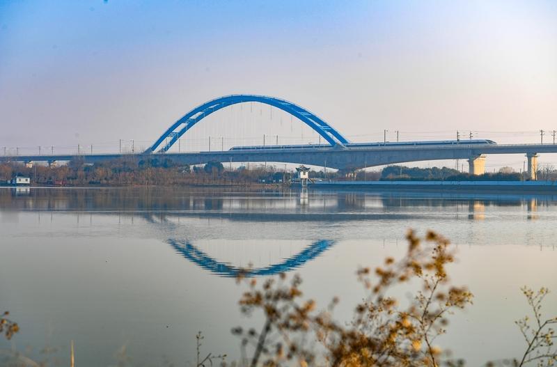 中国最重要的“东西大动脉”要来了中国这条最重要的“东西大动脉”——沪渝蓉高铁太