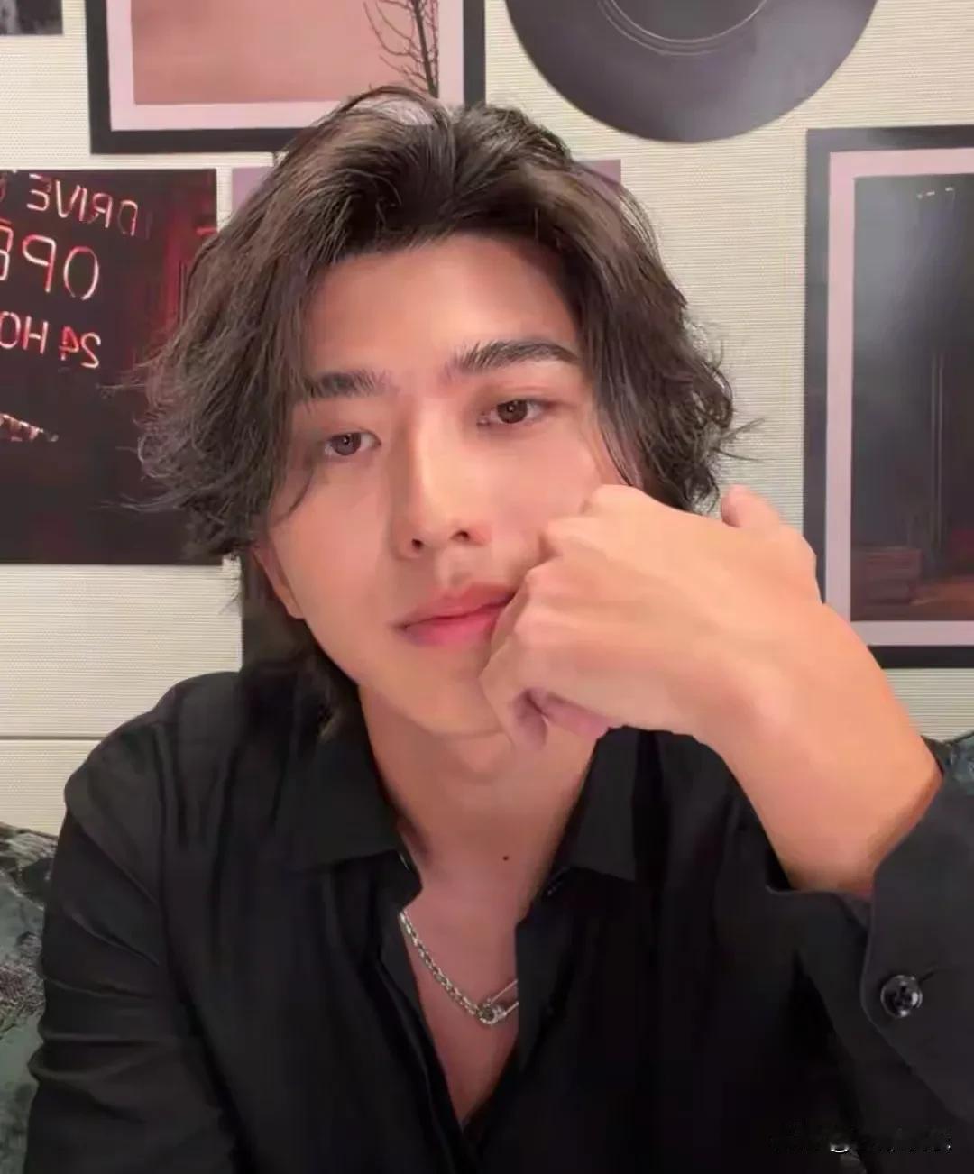 蔡徐坤时隔七年突然开直播，把好些人都吓了一跳。没了滤镜，素颜直接上，这波“反精致