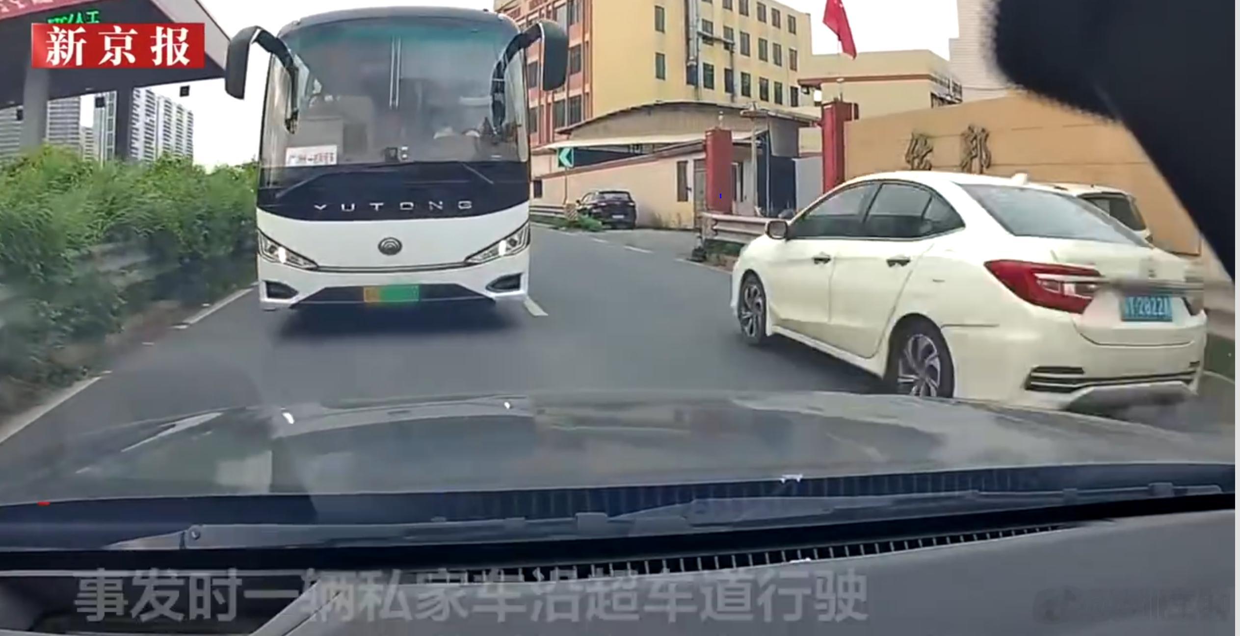 佛山交警确认大巴车主路逆行属实这种一条直道上，发现有车逆行，还没那么危险，因为