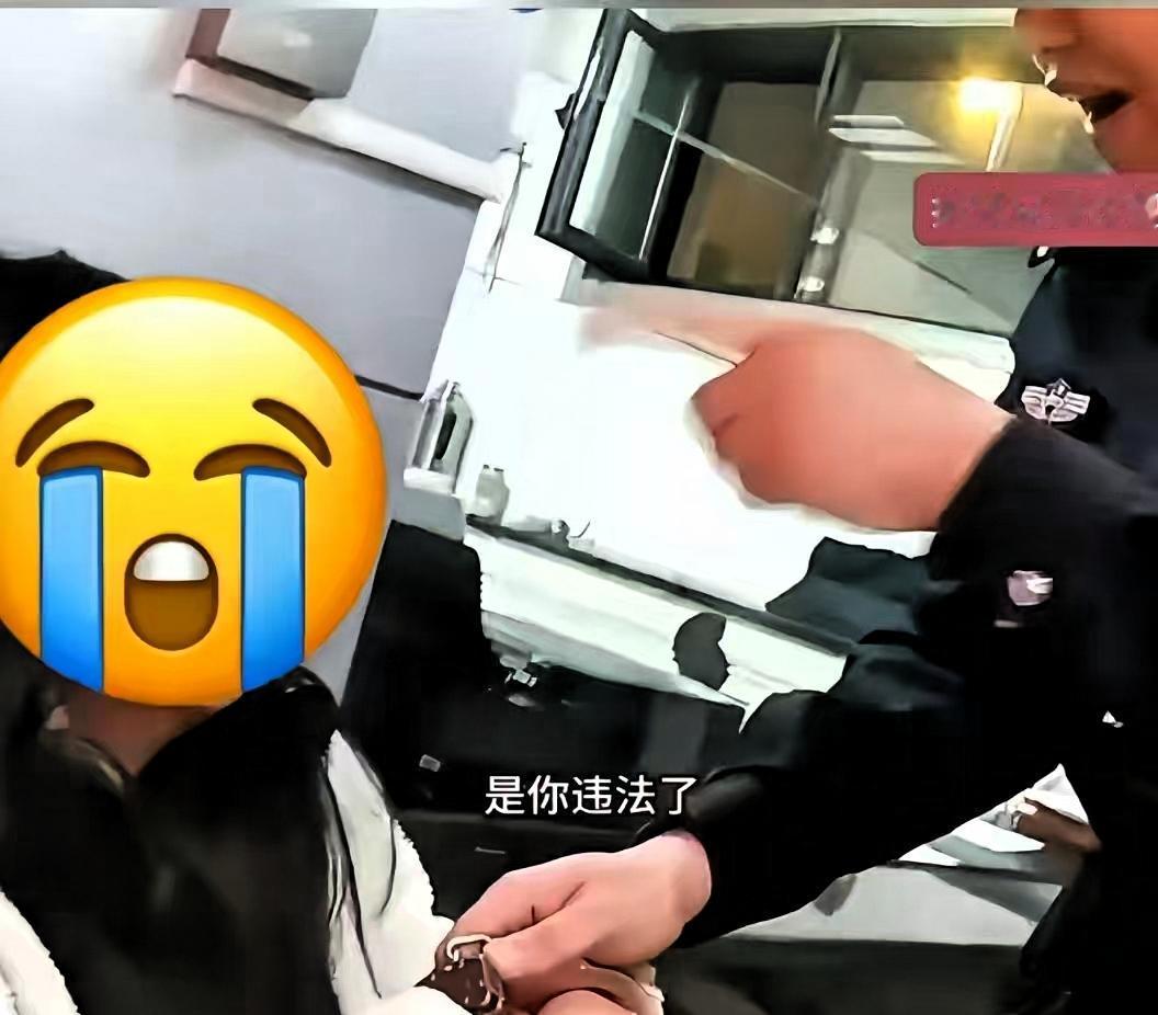 真是让人不解！女子在服装店多次进出试衣间，工作人员察觉异常后上前查看，没想到竟抓