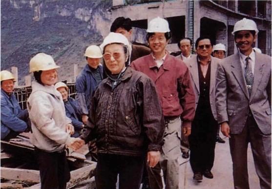 1996年4月，全国政协副主席钱正英在贵州省委常委、副省长胡贤生和七届省政协副主