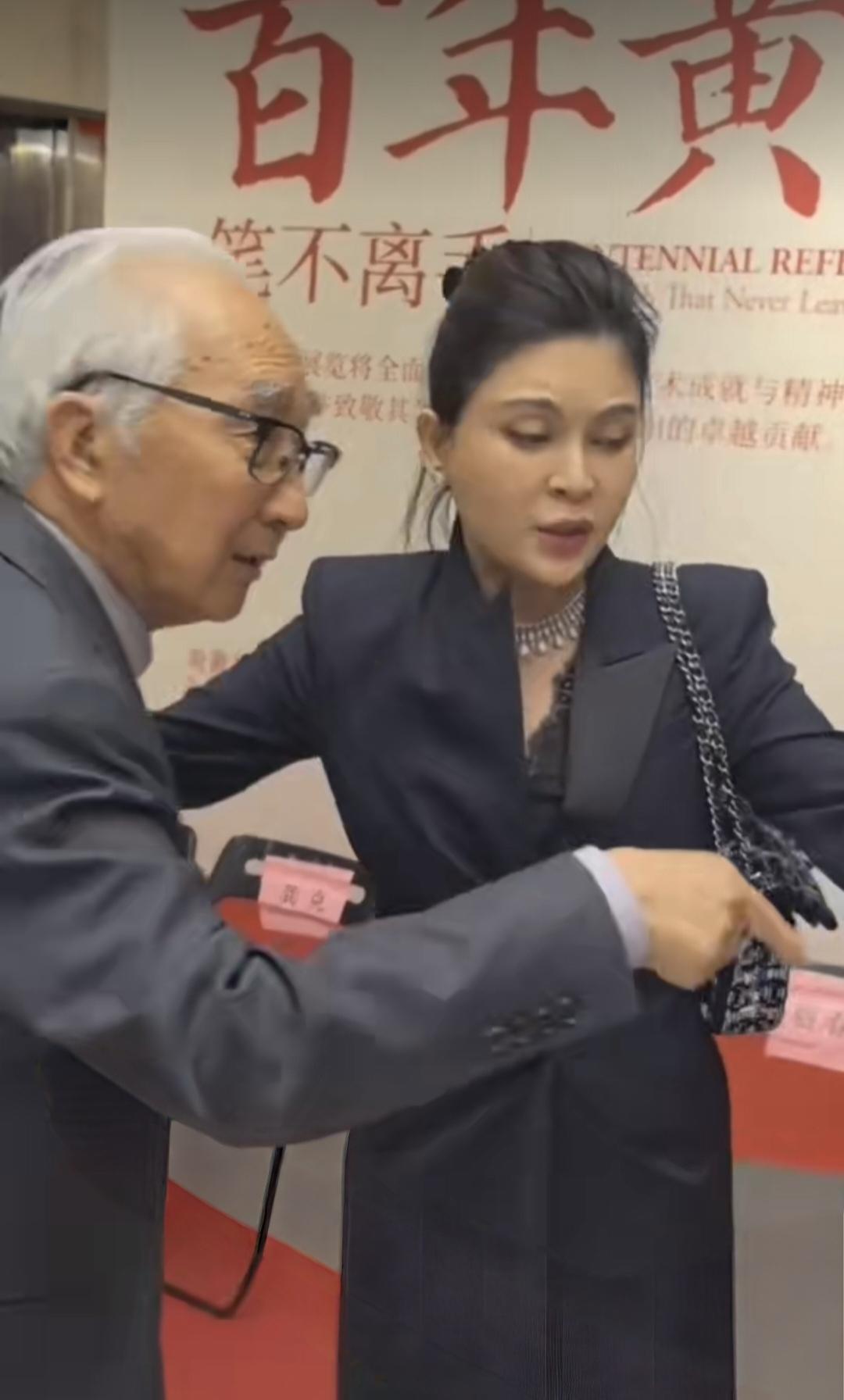 92岁的靳尚谊先生携46岁的妻子祁艳女士出席活动被好事者拍到！靳先生精神矍铄