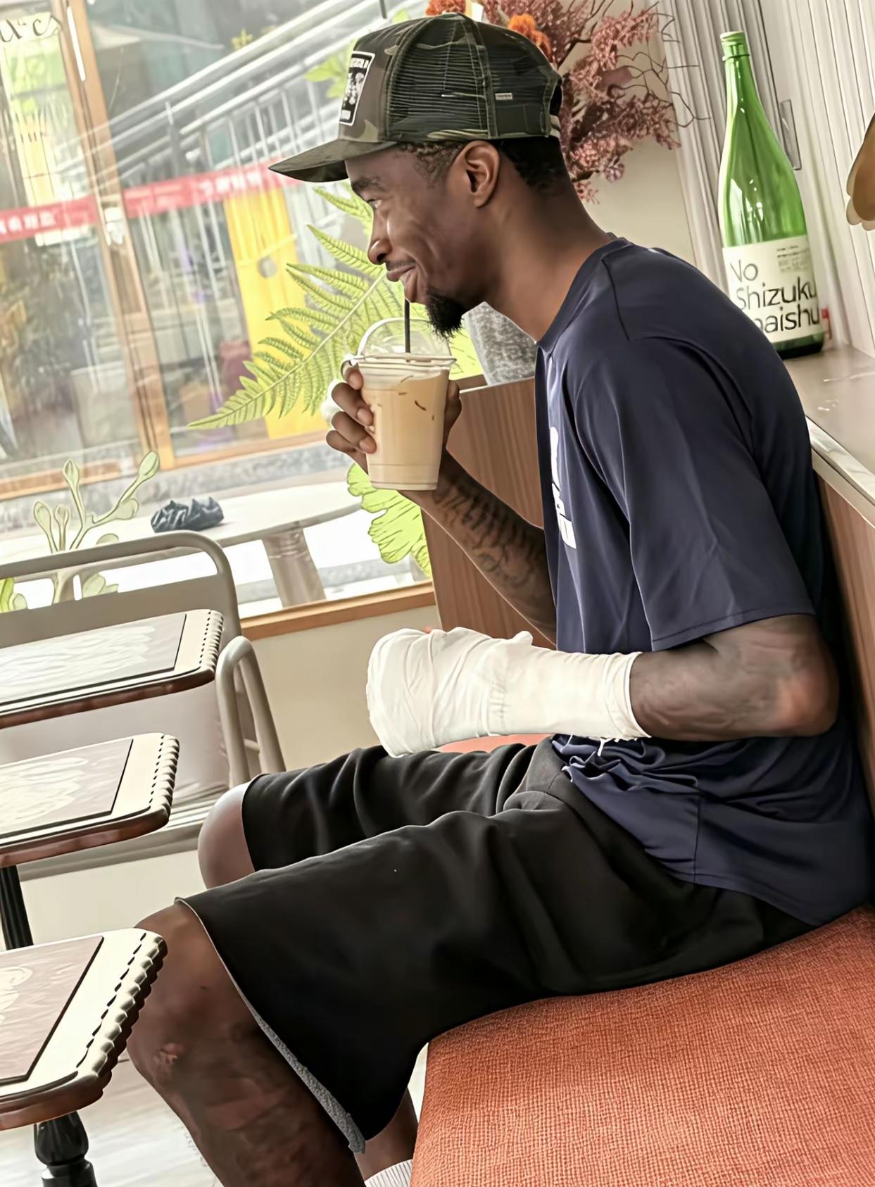 [捂脸哭]，都绑成这样了，你跟我说是轻伤！广东队外援萨姆纳刚刚伤愈复出，在一场热