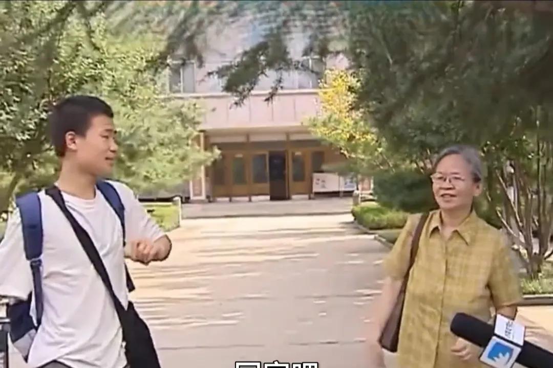 韦东奕家里的基本情况，韦东奕的父亲是韦忠礼，他1963年出生，浙江东阳人，198