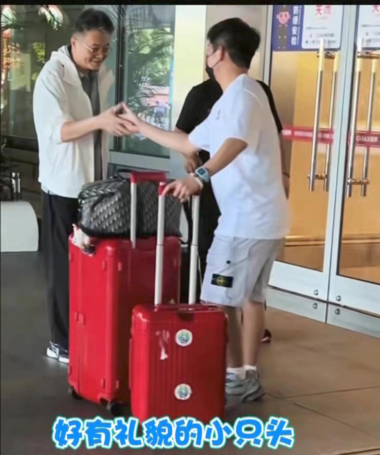 林诗栋见到魏桥的祖师爷，弯腰握手！小石头也是有礼貌的，打球桀骜不驯，但是为人处