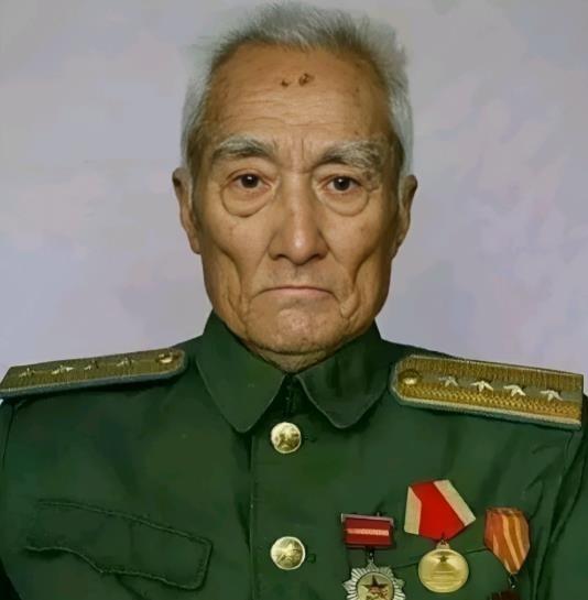 1938年，几十个日军脱下衣服在河中洗澡时，被路过的一名八路军战士看到，他当即开