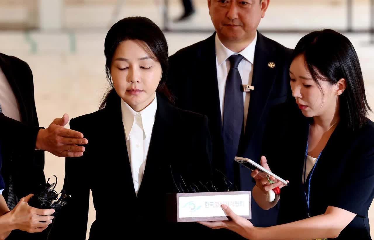 金建希28日接受逮捕后第五次问询，29日拟移交法院8月28日韩国闵仲基特