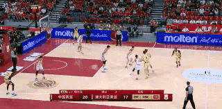 中国男篮新星徐昕真是太残暴了！在今天进行的中国男篮和澳大利亚男篮的友谊赛中，当时