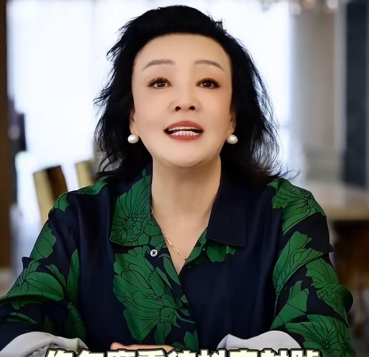 我一个远房表姨在兰姐家当过三年保姆，昨天喝下午茶她跟我说：直播间里怼天怼地的战兰