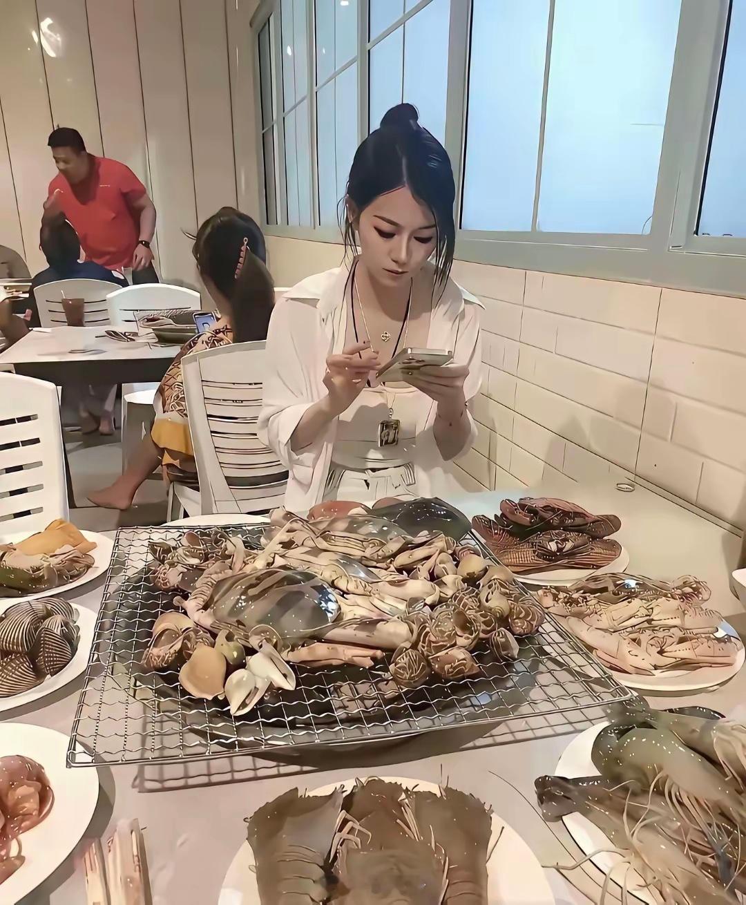 这一顿海鲜是不是挺值钱的，作为一个内地人还真的不知道这些能值多少钱。看着都挺好吃