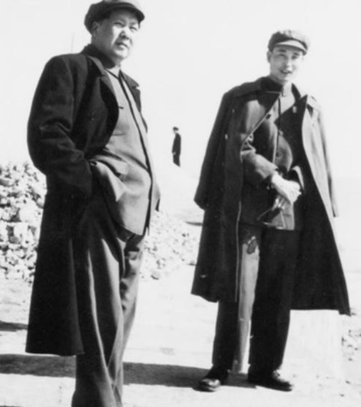 1953年，毛主席给浙江省公安厅交代了一件事，要把西湖旁边的坟墓全部迁走，但是，
