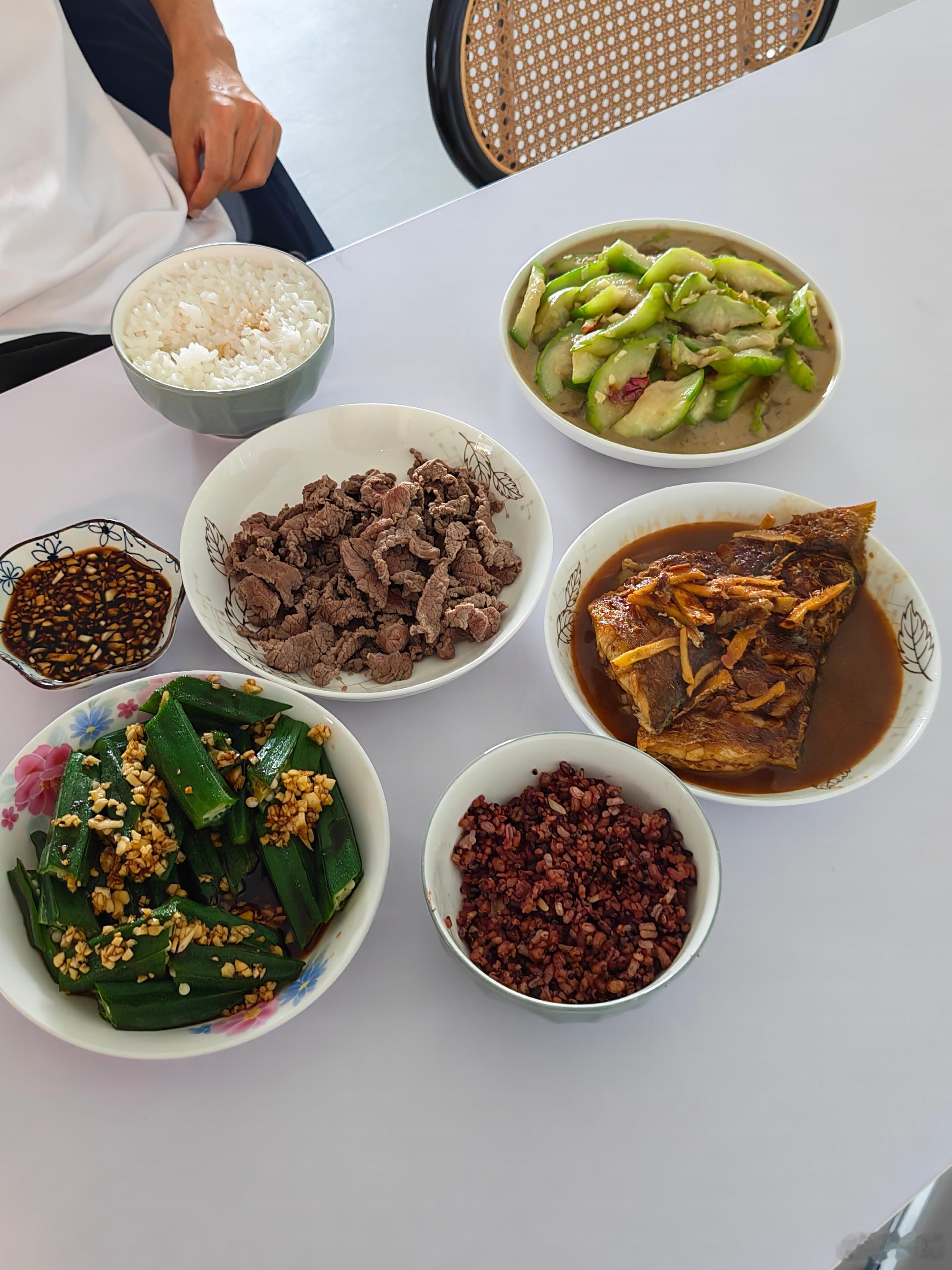 开饭啦，最近在家里吃的非常健康，水煮牛肉、糙米饭