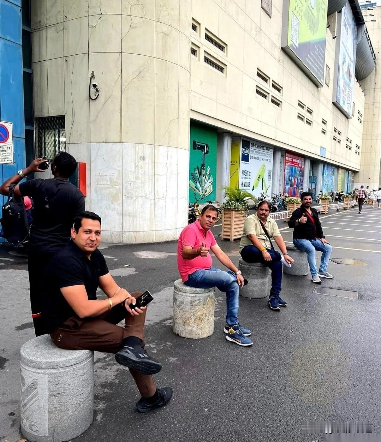 一些印度人的工作签证快到期了，按规矩，得赶紧找个东方大国公司续上。在深圳的印