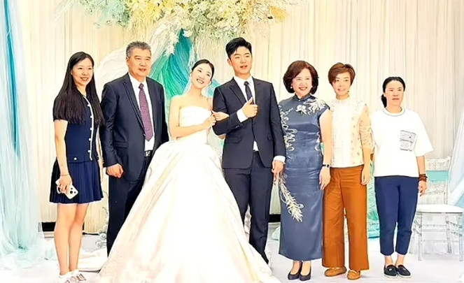 6月7日王楠参加李隼女儿婚礼穿搭很普通休闲的家庭主妇一样，也就是大玉镯和鸽子蛋戒