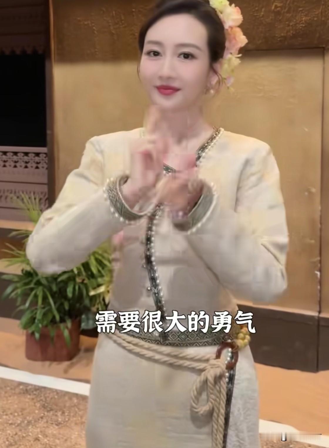 我现在信所有小道消息了。43岁的演员王鸥跟大家说了一件众所周知的事儿。其实40多岁了结婚或者离婚生孩