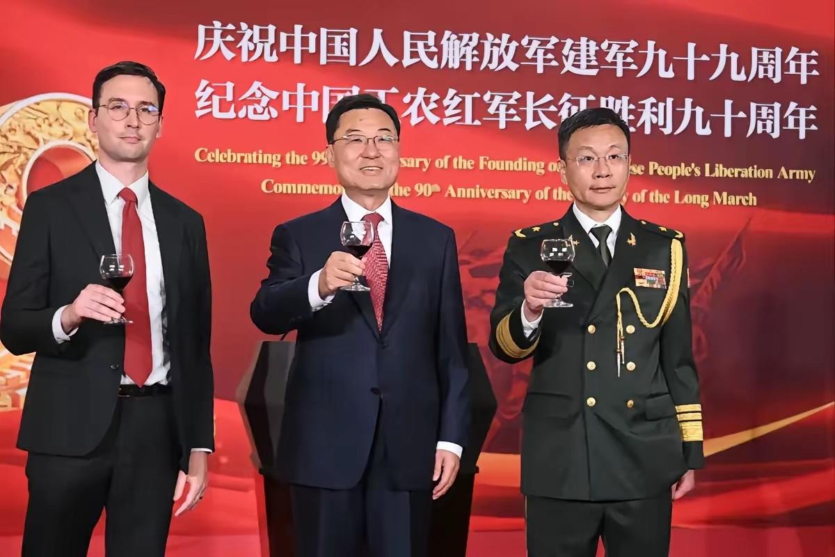 美国高官参加中国驻美使馆招待会，表态不希望中美开战，引起外界关注。7月28日