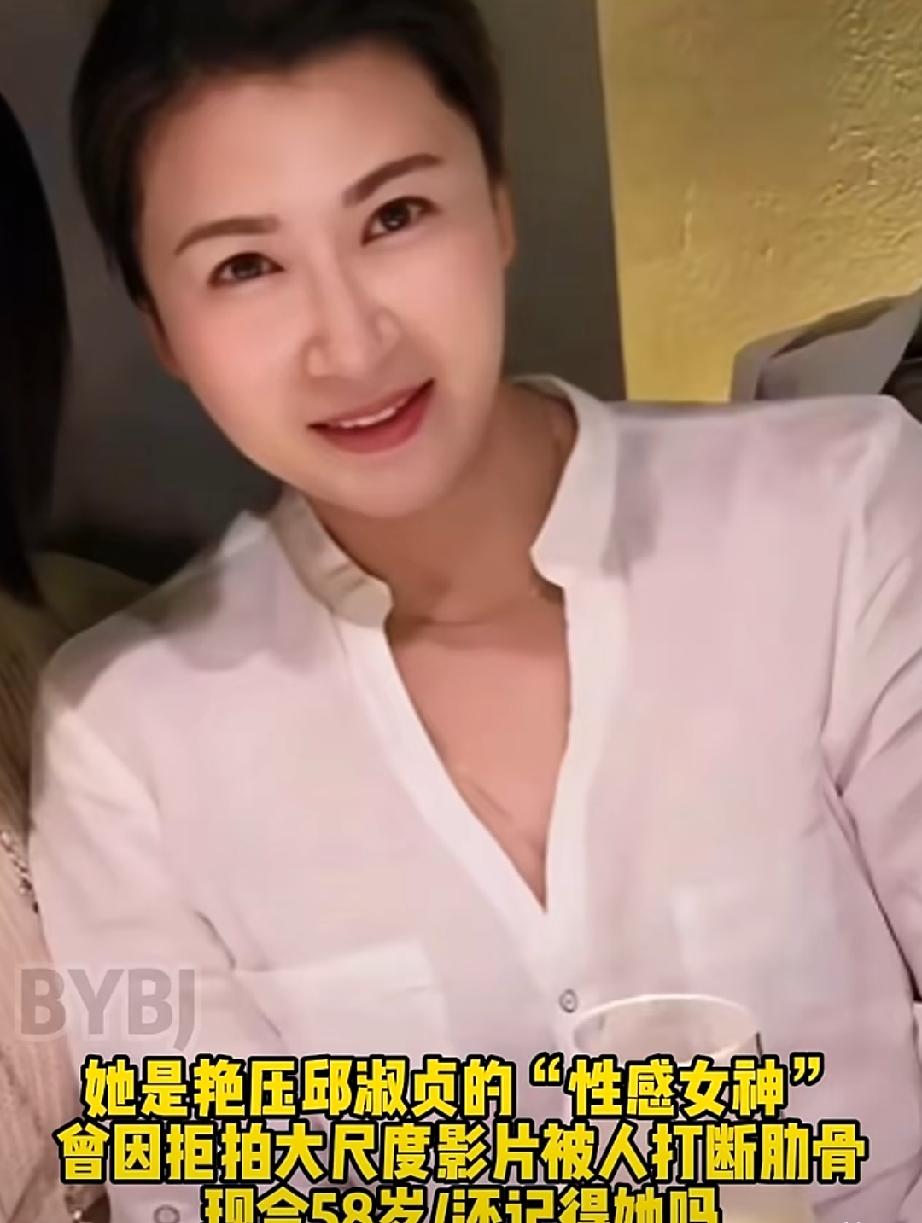 她是艳压邱淑贞的“性感女神”，早期模特出身，后凭借《香港奇案之强奸》一脱成名，却