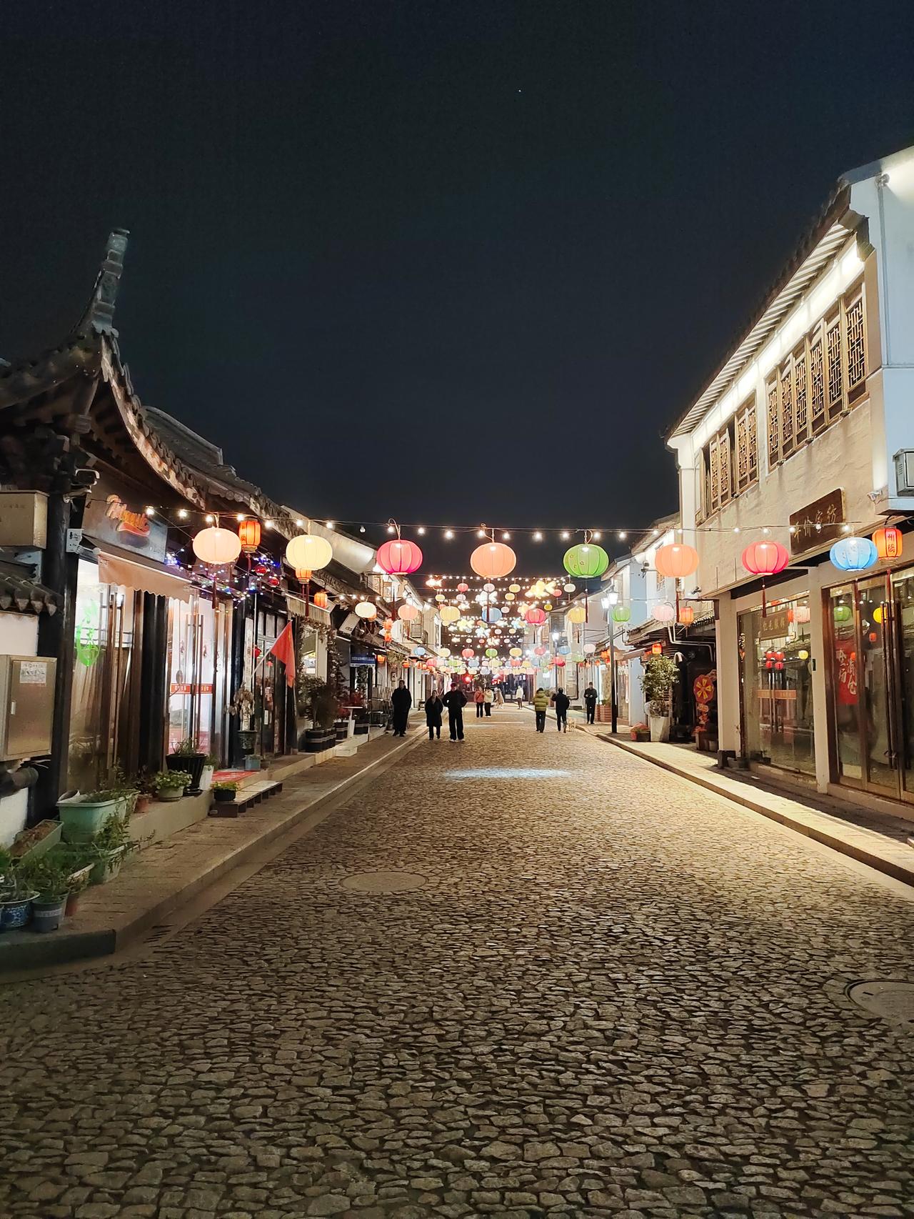 今年我才知道，为啥小餐馆会在过年期间关门了。我们小区门口有一家酱香饼店，是一对小