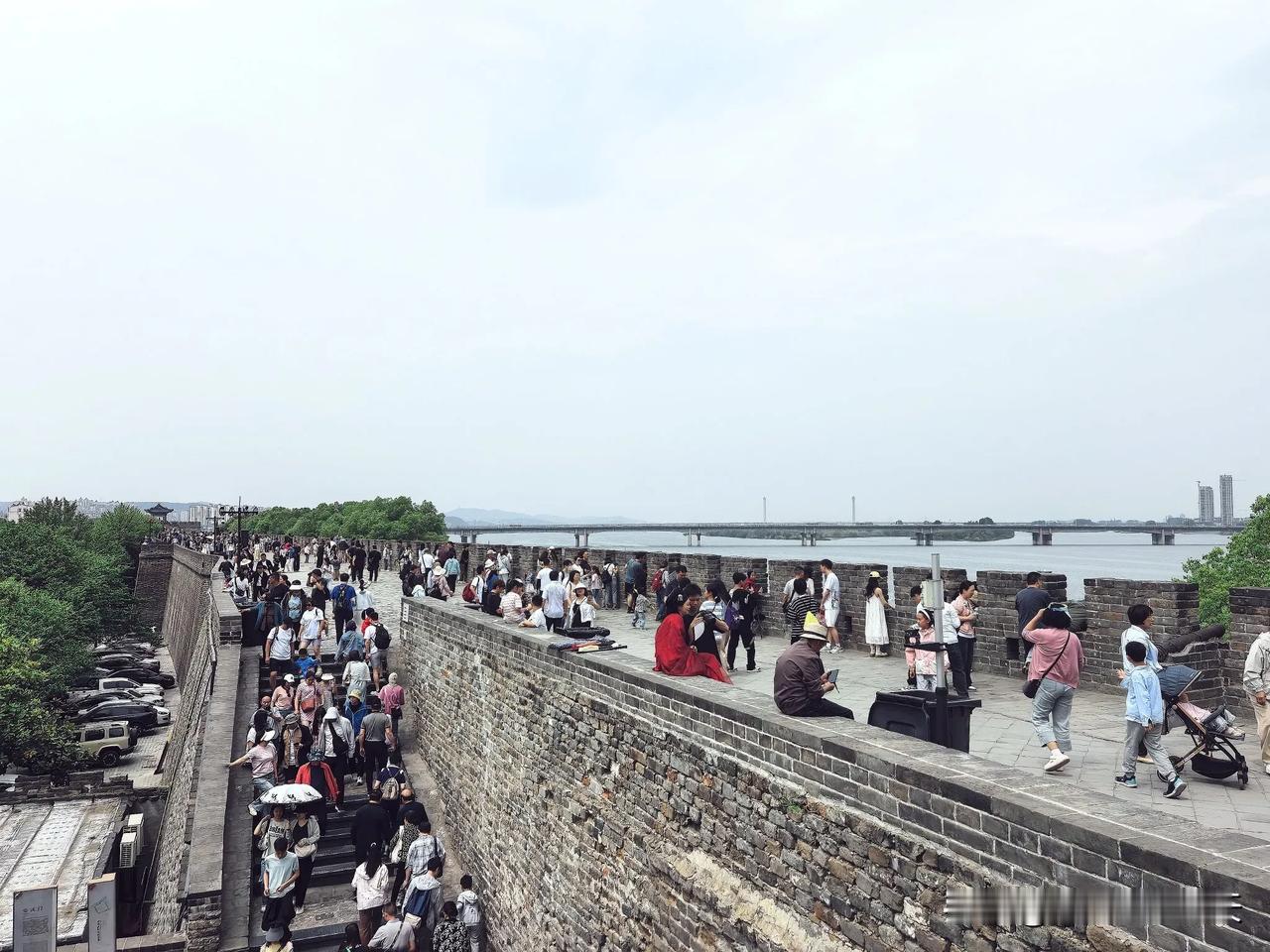 都说经济不景气，为啥旅游的人还那么多？今年“五.一”节，就连襄阳这种平时不温