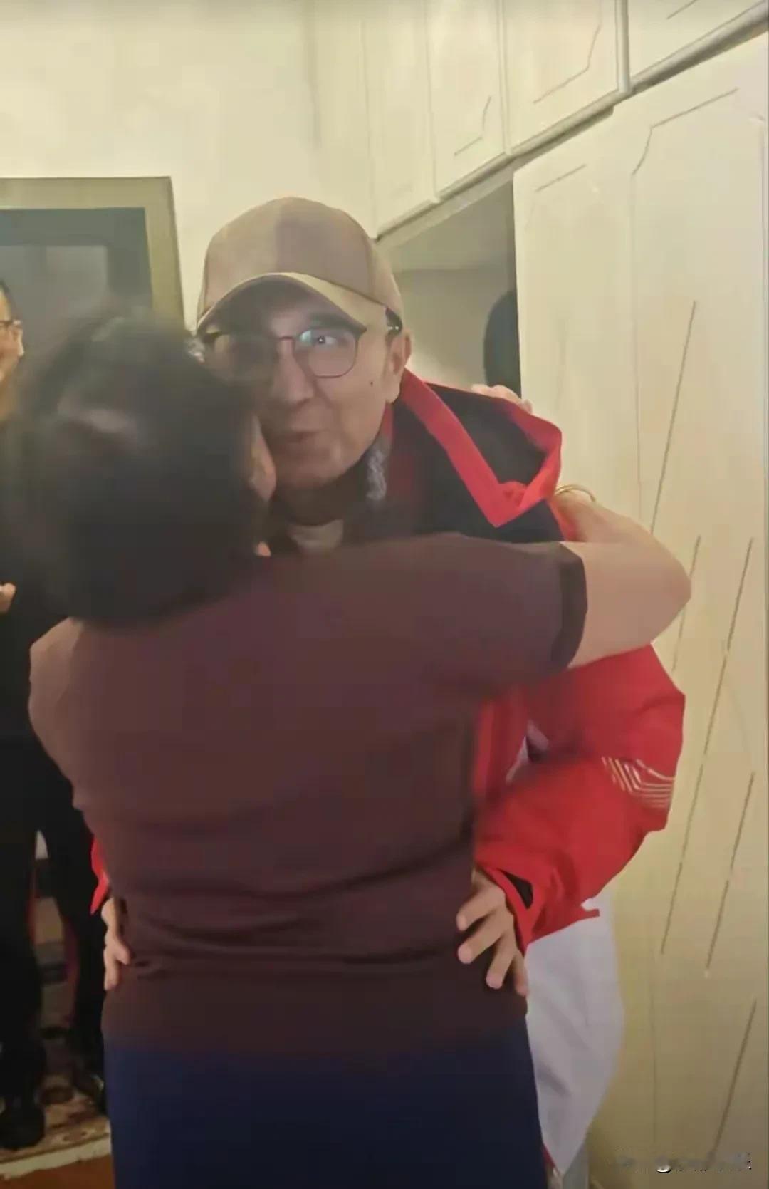 尼格买提，太激动了！尼格买提回新疆过年！进门先拥抱爸妈，卸下春晚铠甲的瞬间