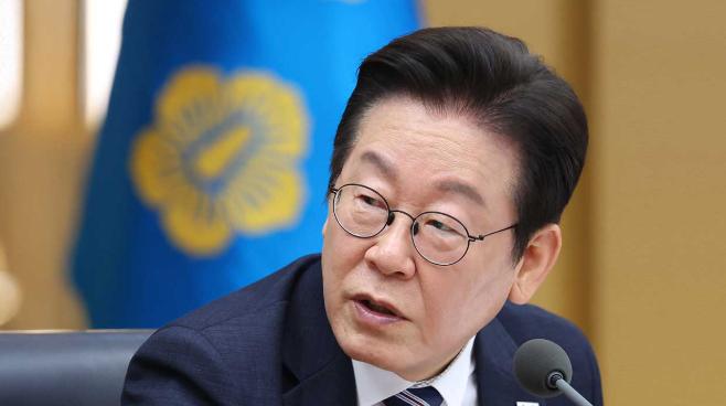 李在明的反噬来得太快，还能猖狂多久先保住总统位子再说吧8月17日，韩国执政