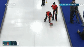 女子冰壶中国vs加拿大第五局中国队后手得到1分，目前加拿大队4比3领先中国队，