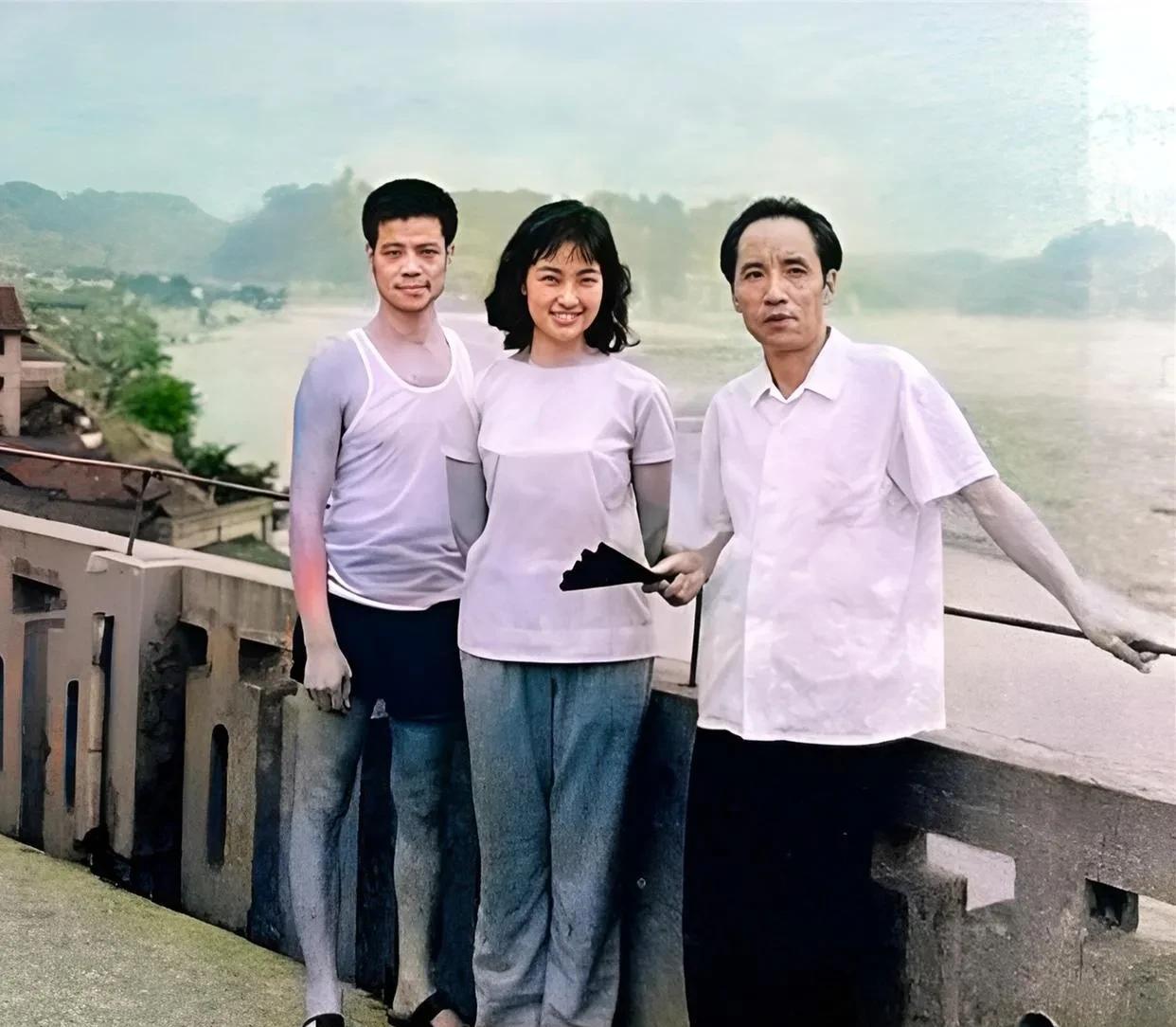 1988年拍摄《神秘的大佛》期间，主演刘晓庆，葛存壮，与美工师王一在招待所楼上的