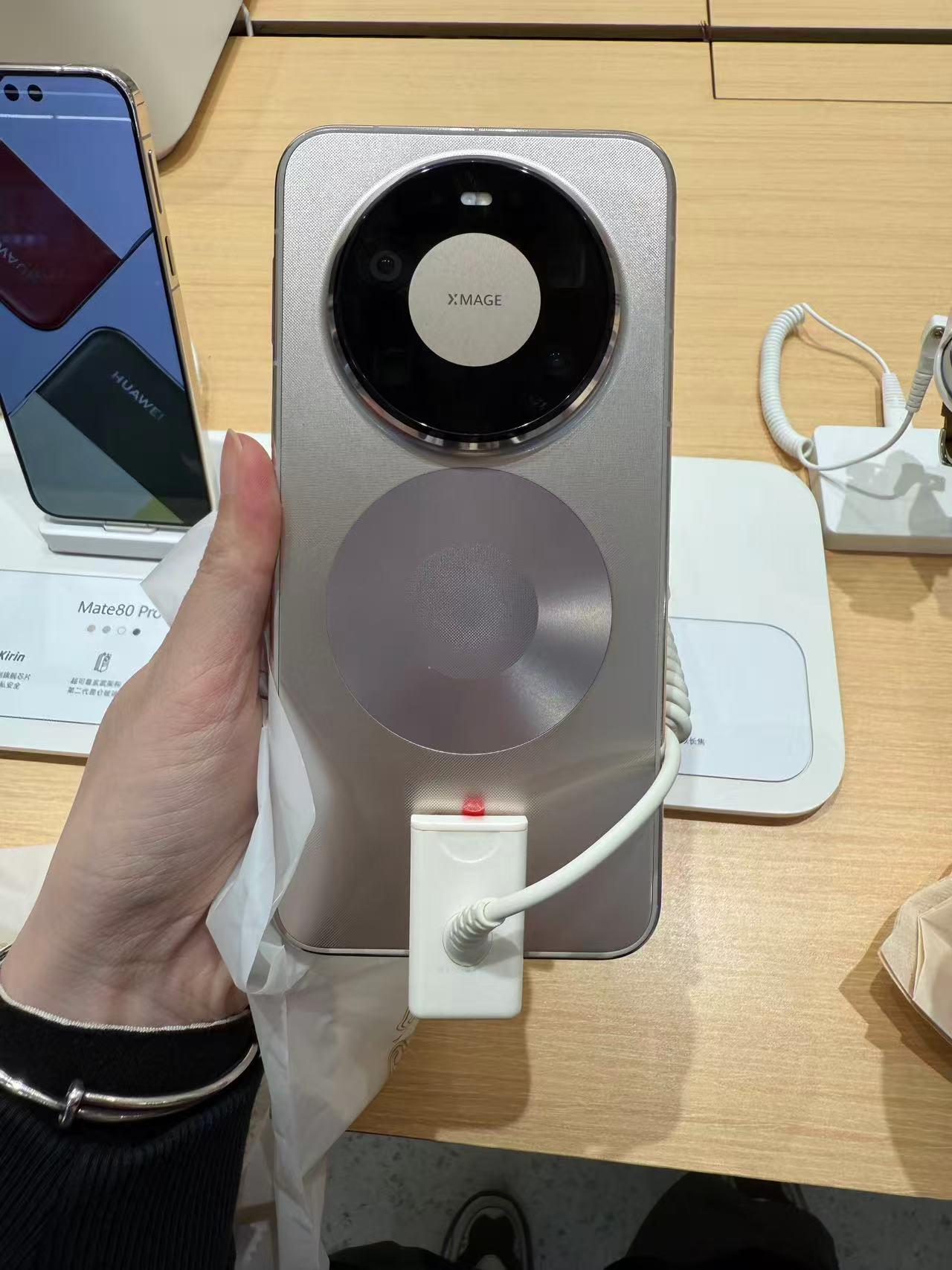 到店里看了下Mate80PM，就三个感受去家楼下的华为门店认真玩了下华为Ma