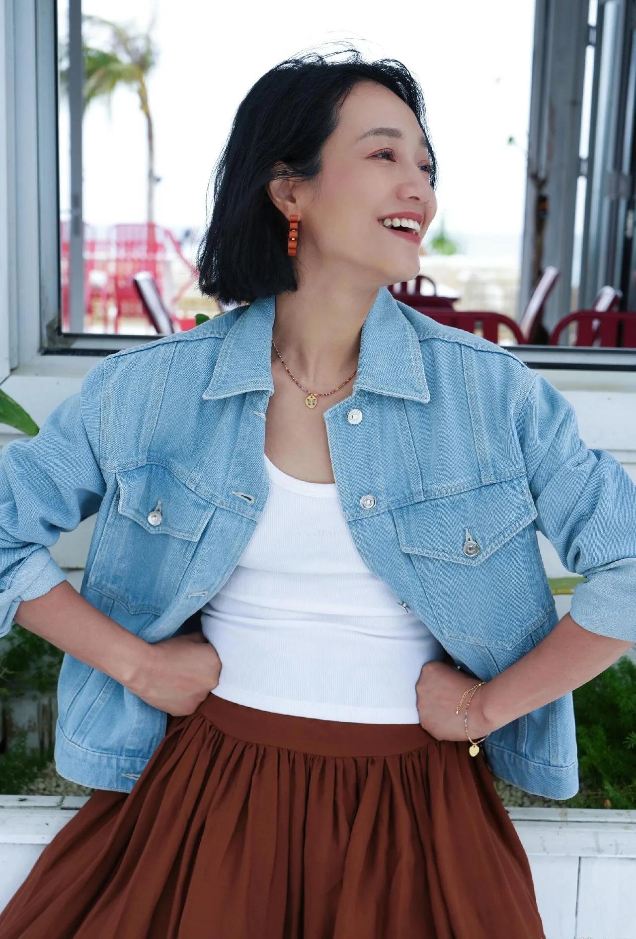 朱丹也太会穿了吧！就一件普通牛仔外套，搭个半身裙，直接年轻十岁！显白又时髦，完