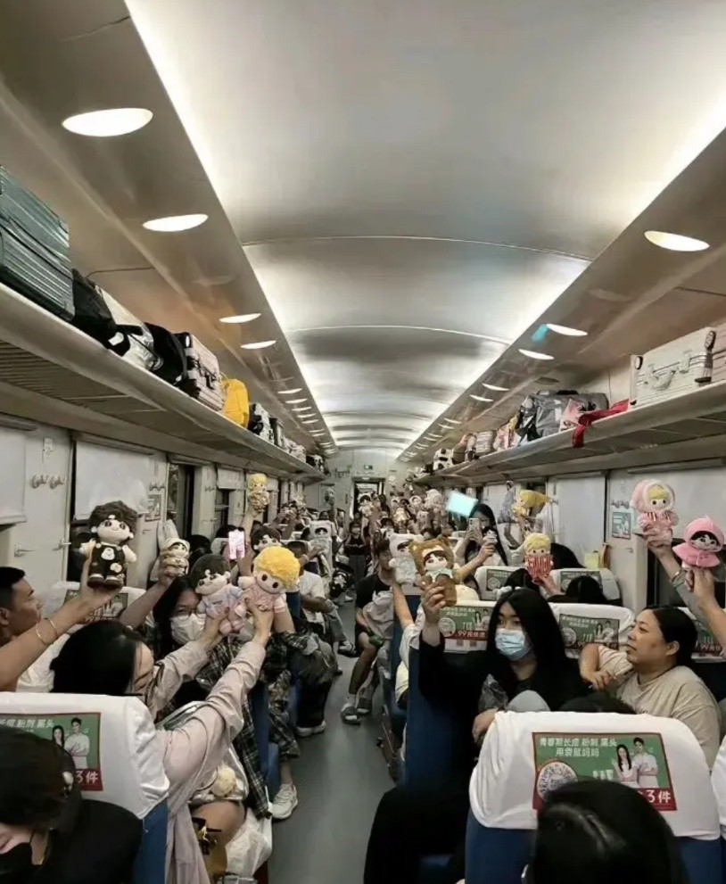 这是有史以来上海最夸张的一次演唱会。我同事住八万人体育场附近，从前天开始附近