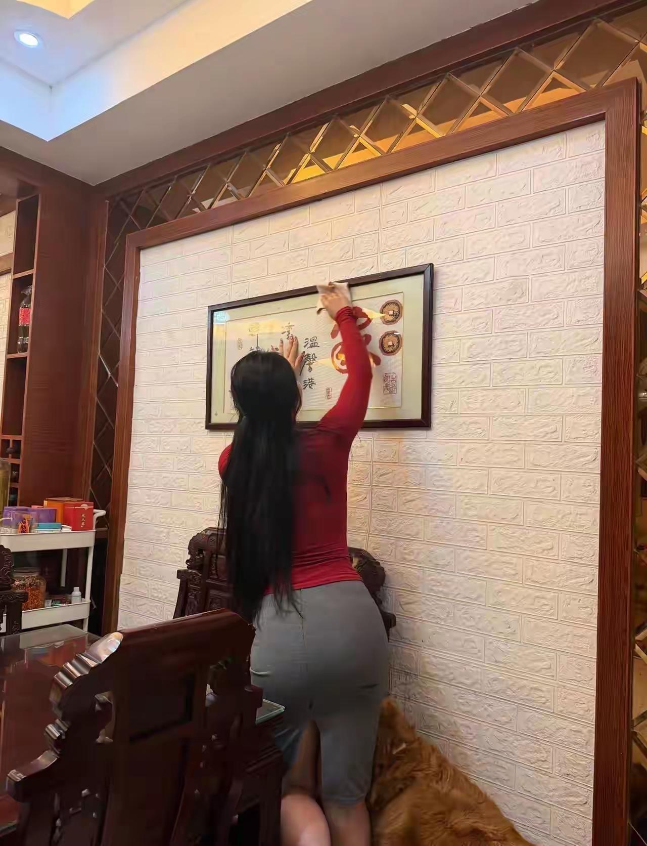 妹妹大学毕业出来以后，没有找到合适的工作，就在姐姐家住！因为姐姐在城里，找工作比