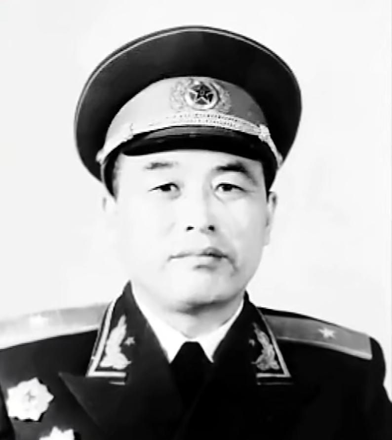 伟大的无产阶级革命家、政治家、军事家，中共第九届中央政治局候补委员、第十届中央委