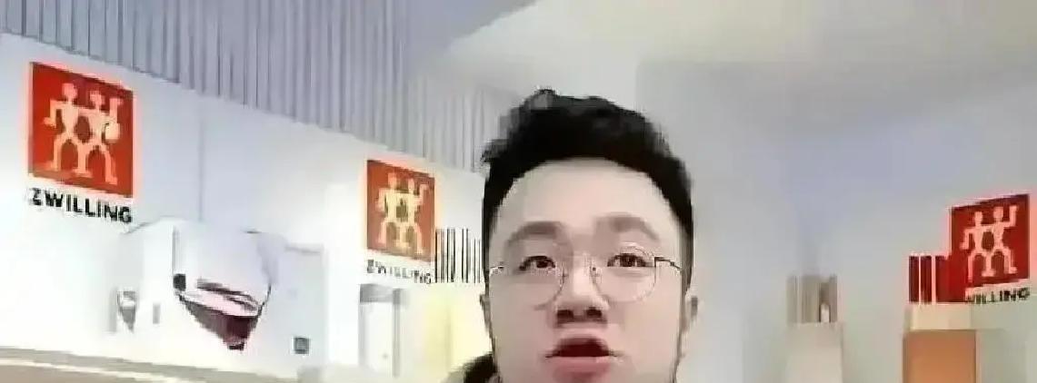 镜头正怼脸。巴图讲到一半突然卡壳。喉咙里哽住个看不见的硬块。弹幕划过一句：