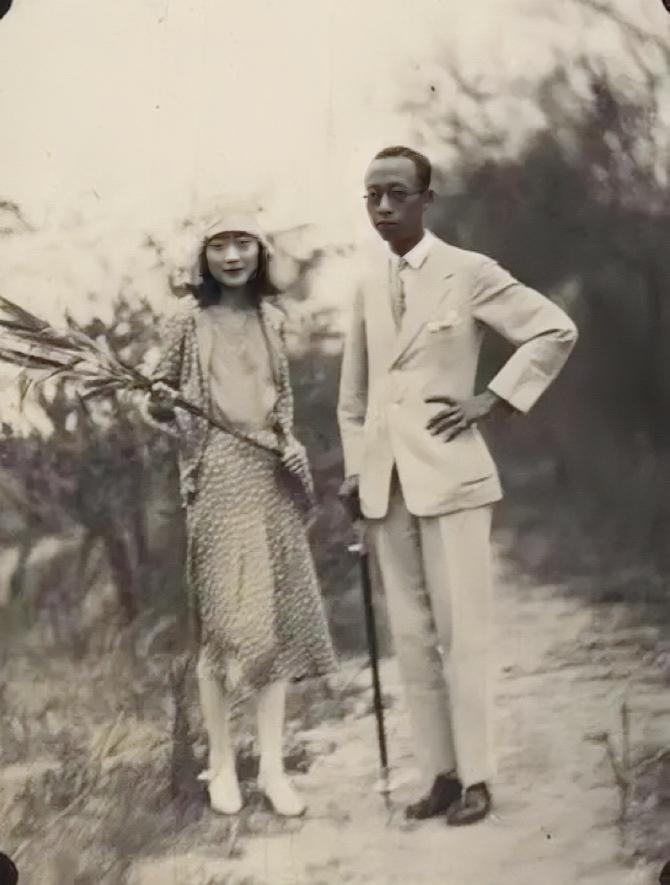 上世纪20年代末，溥仪和婉容在天津寓居时期的一张合影，当时的两人虽然被赶出了紫禁