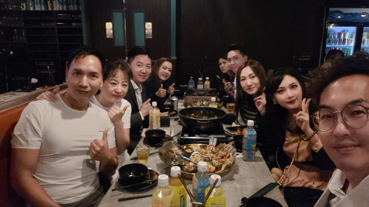 《四川辣妹子》开业三週年生日快乐今晚一年一度所聚会，感谢正能量耀哥的邀请，高