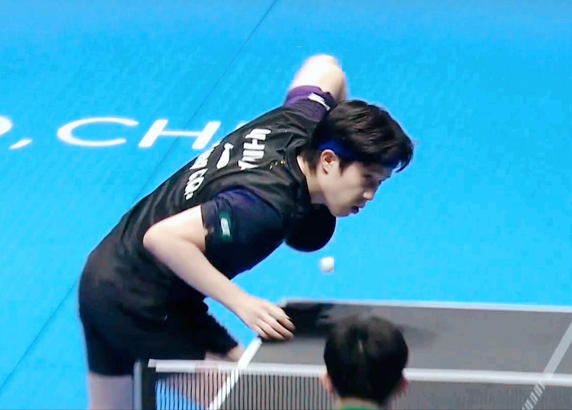 不能再让刘国正解说王楚钦的比赛了，他又开始骄傲了！[滑稽笑]开局他说：王楚钦