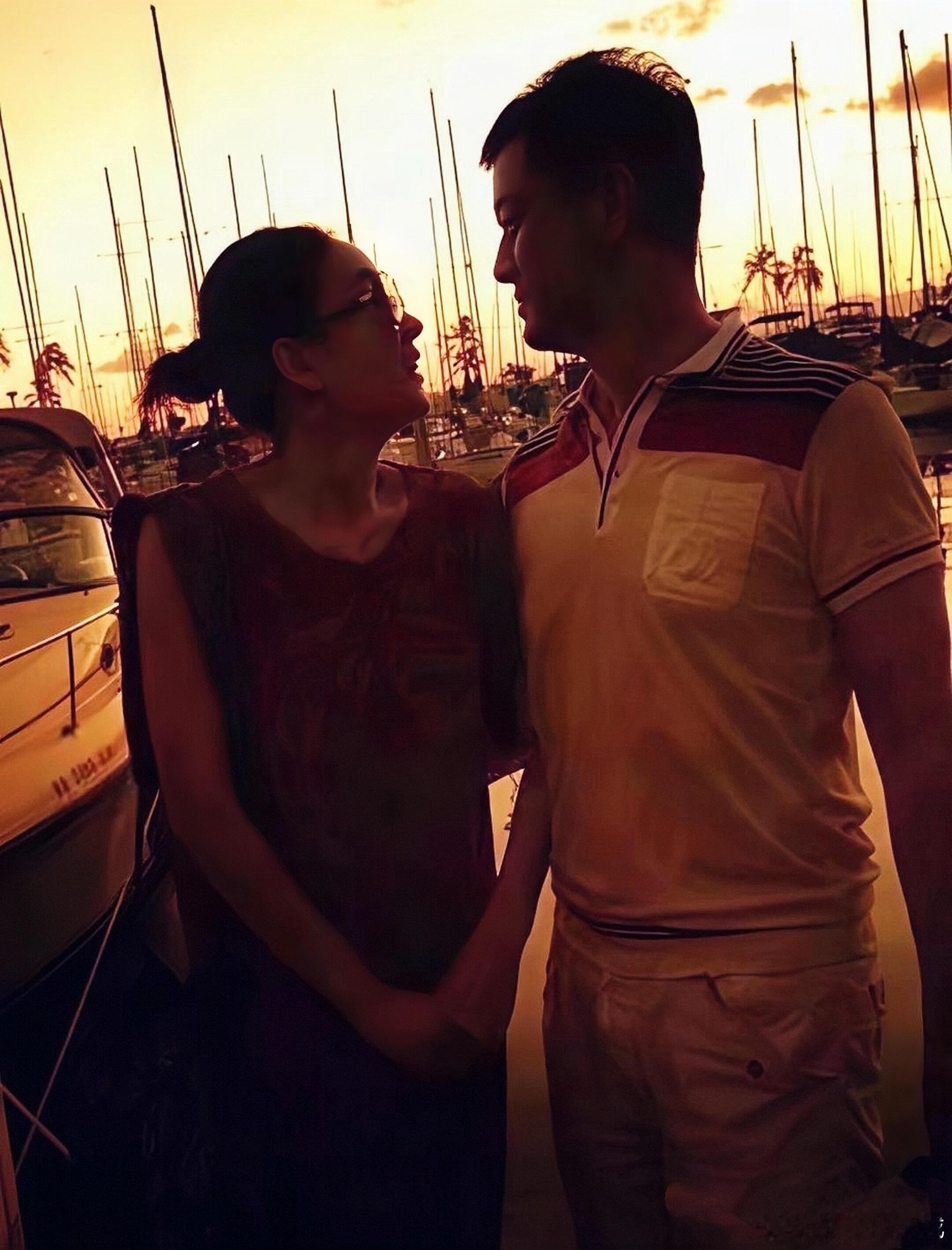 一组旧照李亚鹏和王菲｜那时候还是热恋期。很多人都忘了王菲和李亚鹏刚结婚那会儿有多