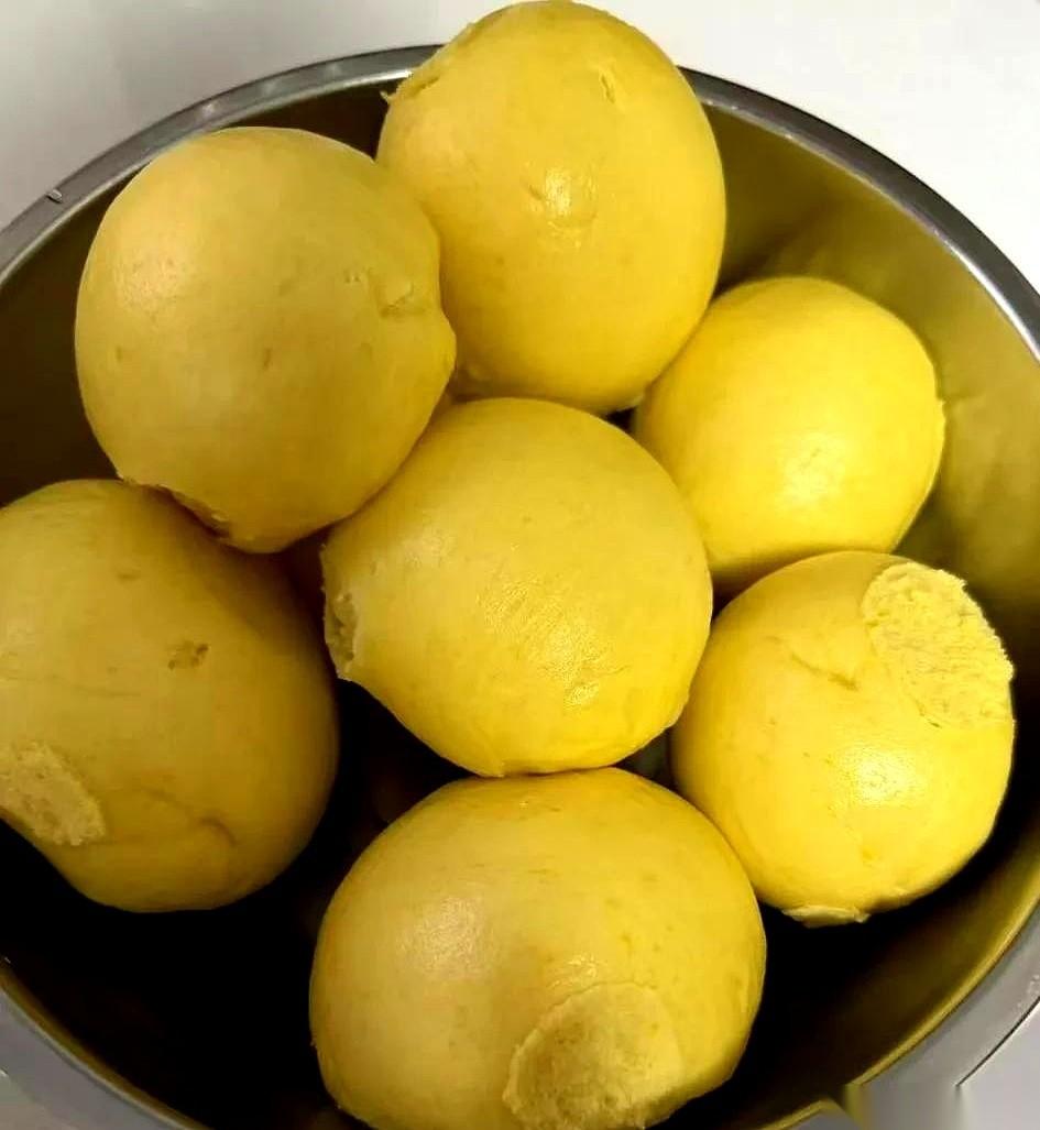 我那个连亲孙子剩饭都不肯碰一口的儿子，现在把他媳妇吃剩的半碗汤、啃过的馒头，一股