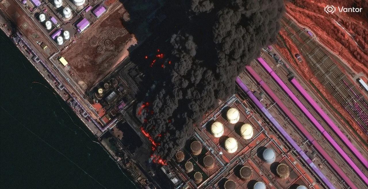 乌克兰昨晚对俄罗斯乌斯季卢加石油出口码头再次进行无人机攻击，又把码头打得黑烟滚滚