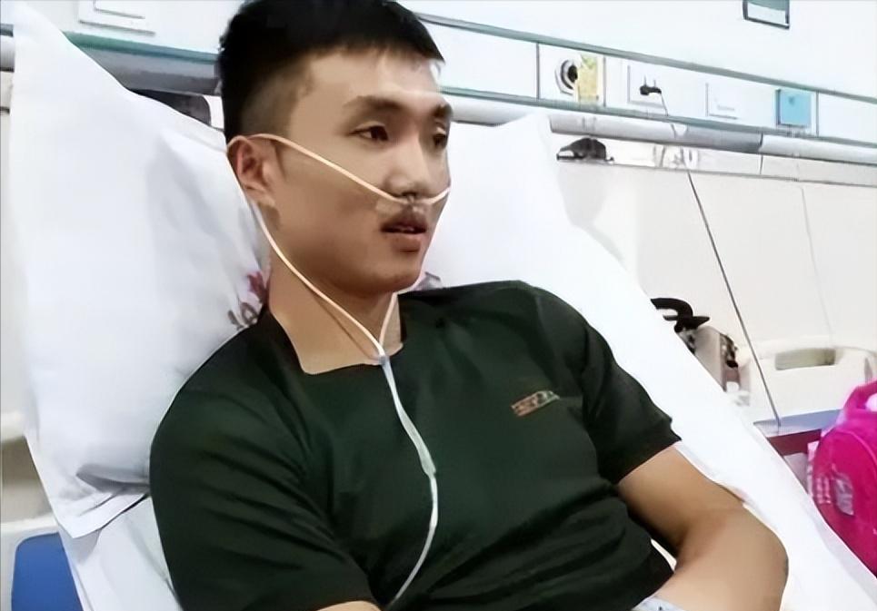 2019年，退伍军人尹文杰在抓捕小偷时，突然看清了对方的长相，他吃了一惊赶紧松手